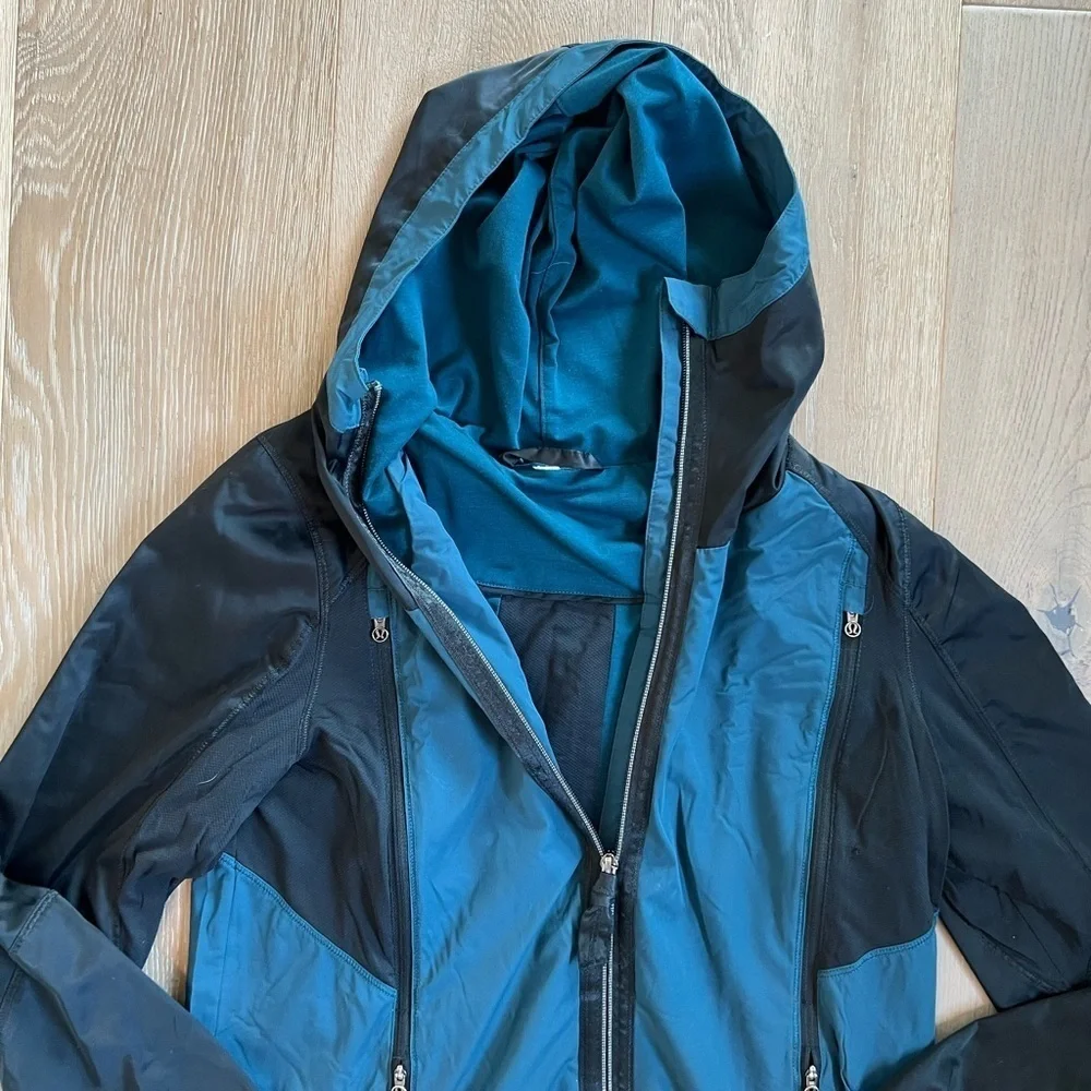 Lululemon Right Round Teal and Black Hooded Jacket